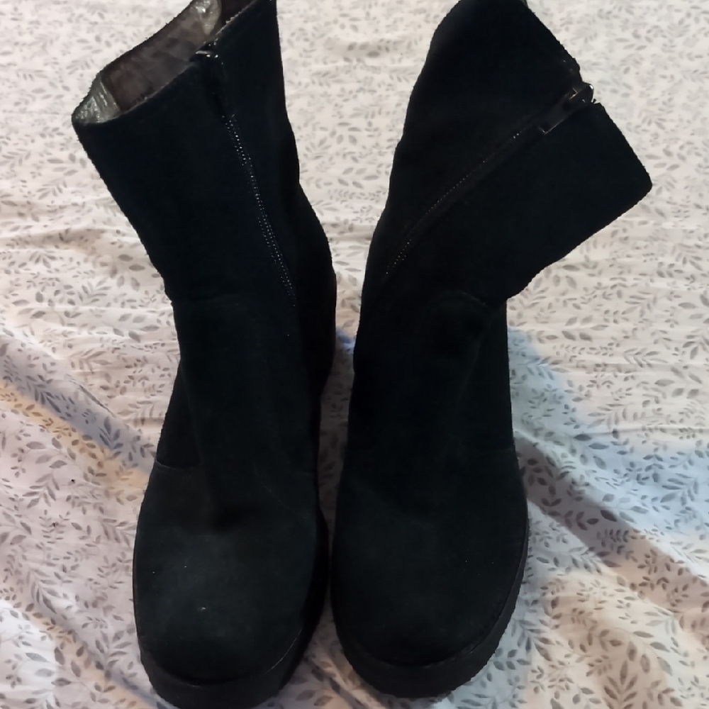 Kenneth Cole Black Suede Ankle Boots Size 6